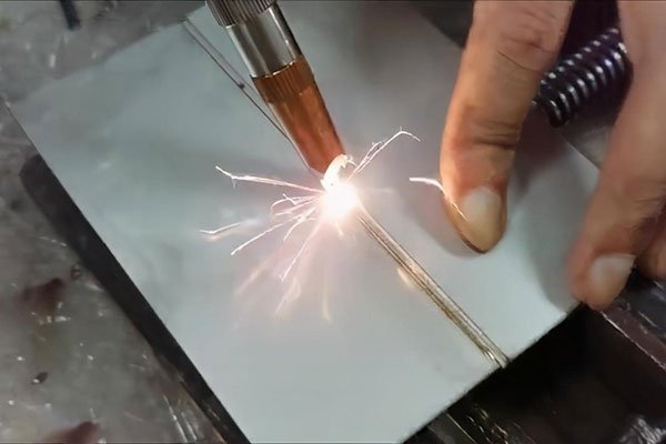 手持式激光焊接機與傳統(tǒng)焊接機比有什么優(yōu)勢？